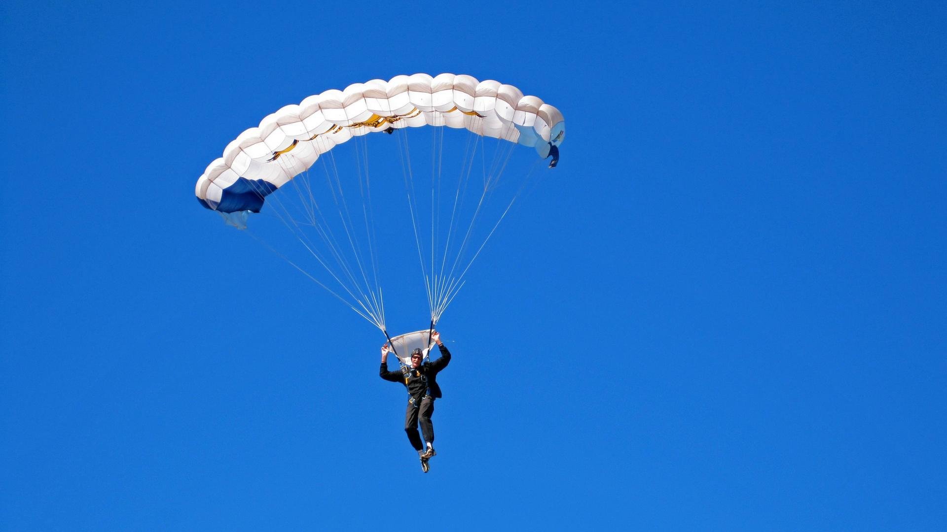 英超争冠焦点战，广厦队拿下雷霆，体育世界的奇妙交错