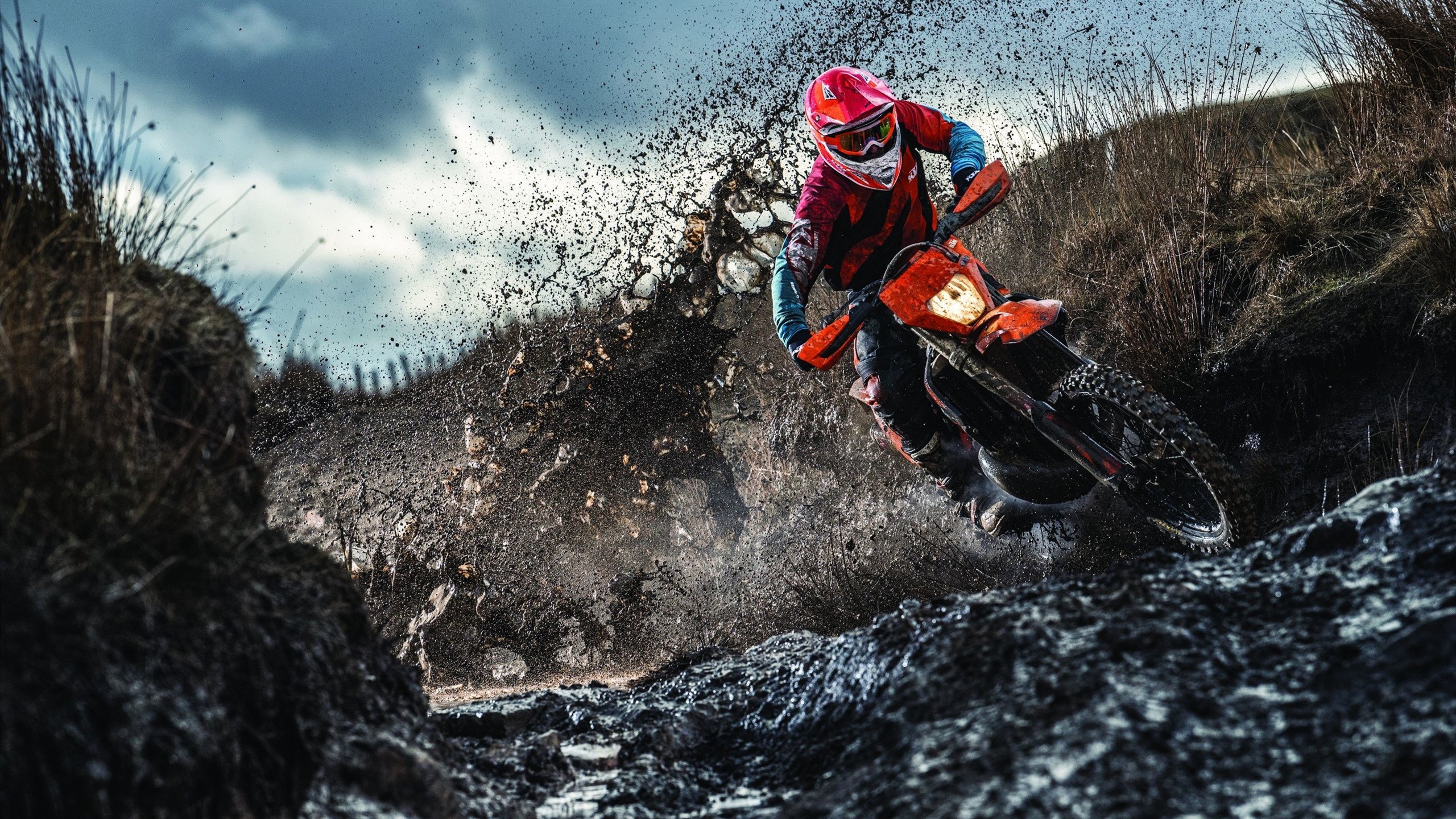 红色闪电撕裂银箭阵线，汉密尔顿绝地反击点燃赛场，法拉利力克梅赛德斯书写新章